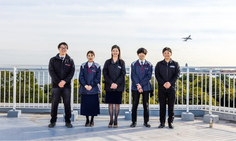 5人の社員が並んでいる写真